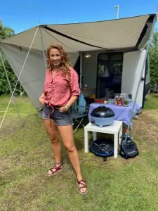 Jessica Mendels voor de tent