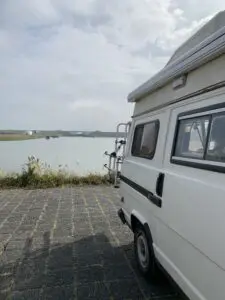 camper bij een haven