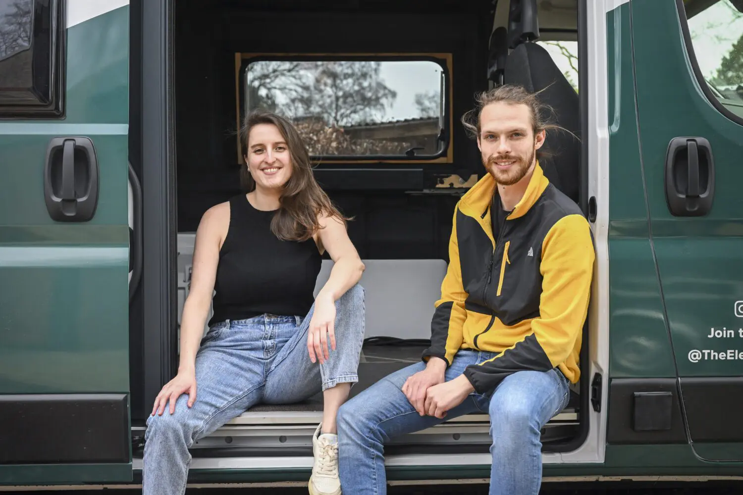 sara en jurrien voor de elektrische camper